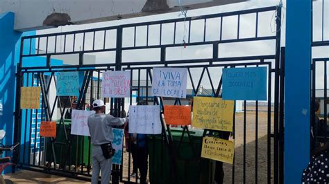 Con Toma De Local Y Bloqueo De La Carretera Ilave Juli Estudiantes