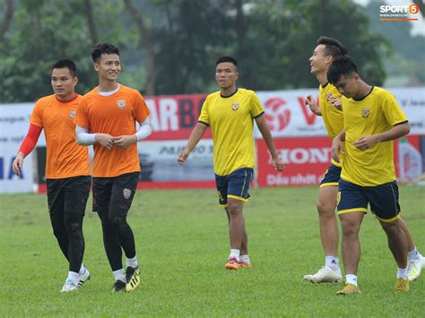 Dàn hot boy U Việt Nam khoác áo Hà Tĩnh FC đùa vui cực nhí nhảnh trước trận gặp Phù Đổng FC