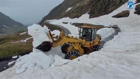 VIDEO Iarnă la început de vară pe Transfăgărășan Drumarii continuă