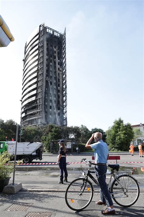 Grattacielo In Fiamme Le Foto Dell Incendio Domato Dai Vigili A Milano