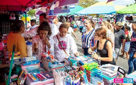 Compañero Salvador Vanegas visita Feria Escolar en el mercado Roberto