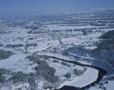 信濃川と津南町の河岸段丘 02846001028 の写真素材・イラスト素材｜アマナイメージズ