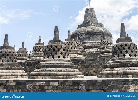 Stupas Antiguos Dentro Del Templo De Borobudur Imagen Editorial