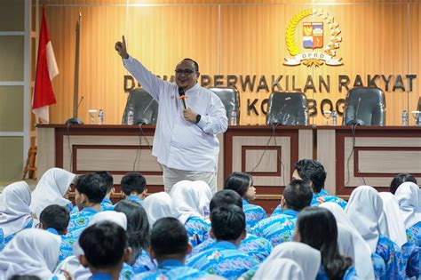 Atang Trisnanto Mengajak Para Pemilih Muda Untuk Menggunakan Hak