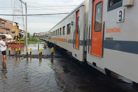 Banjir Surut Aktivitas Di Stasiun Semarang Tawang Mulai Normal