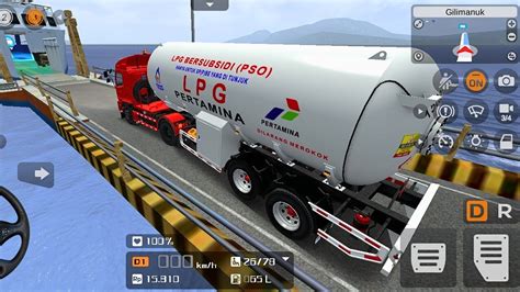 Truck Trailer Tangki Pertamina Muatan Gas Lpg Masuk Ke Pelabuhan Bus