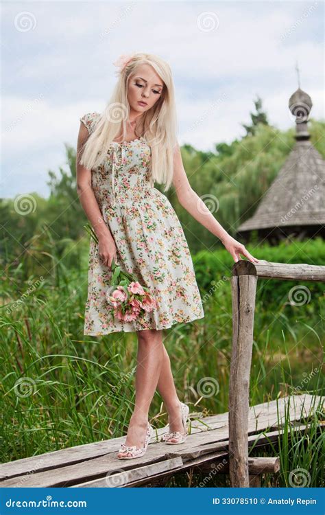 Jeune Femme Tenant Le Bouquet Des Fleurs Photo Stock Image Du Blonde Couleur