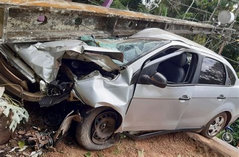 Carro Bate Em Poste Na Ap E Estrutura Cai Em Cima Do Ve Culo Na