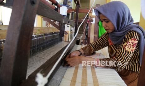 Melihat Pembuatan Kain Tenun Khas Tidore Republika Online