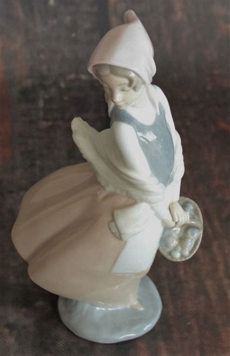 Porcelanowa Figurka Dziewczynka Z Koszem Nao Oficjalne