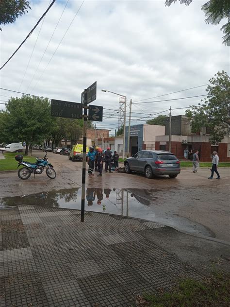 Un motociclista terminó con una fractura expuesta tras colisionar con