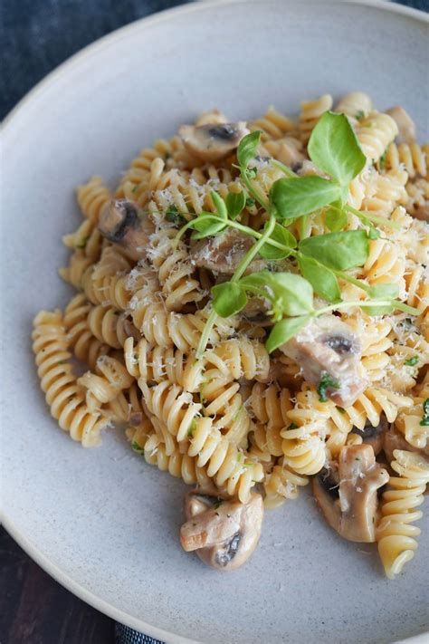 Pasta Med Cremet Svampesauce Pastaret Med Svampe Og Parmesan