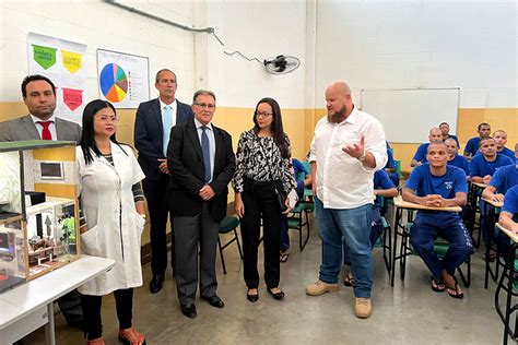 TJES Corregedor geral da Justiça visita centro de detenção e