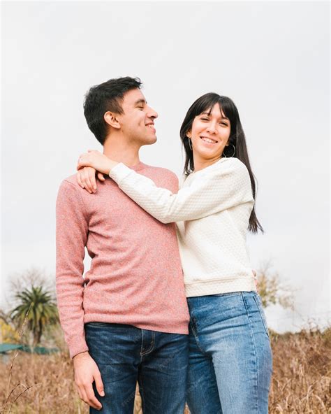 Sonriente, pareja joven, posición, se abrazar | Foto Gratis