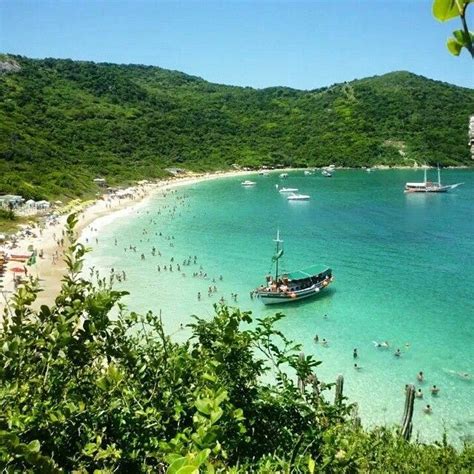 A Praia do Forno é acessível por trilha ou barco Localizada no