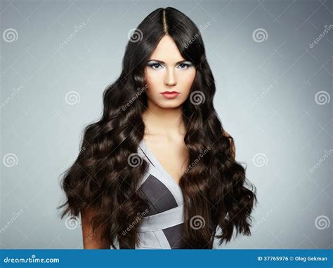 Portret Jonge Mooie Vrouw Met Krullend Haar Stock Foto Image Of Brunette Gezicht