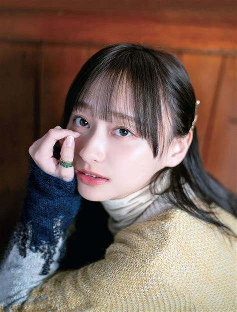 日向坂46・影山優佳、1st写真集より、思わず吸い込まれそうな上目遣いのカットが到着 The First Times