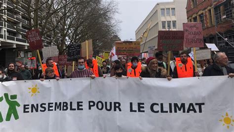 En Images Pr S D Un Millier De Personnes Marchent Pour Le Climat