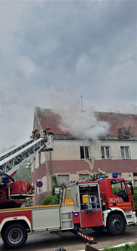 Płonie poddasze kamienicy przy ul Jagiellońskiej Trwa akcja gaśnicza