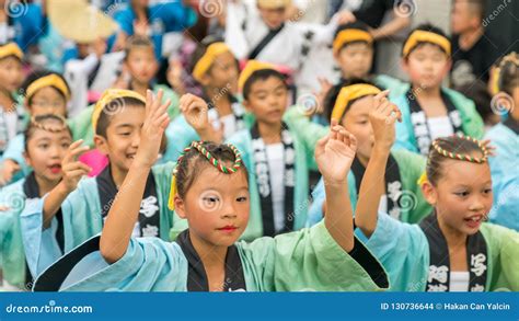 Japanische Kinder Die Traditionellen Awaodori Tanz Im Berühmten