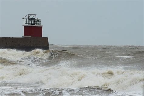 Jusqu à 140 km h de rafales vague de quatre mètres le cyclone