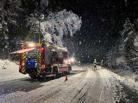 Heftiger Schneefall Sorgt F R Zahlreiche Eins Tze Freiwillige