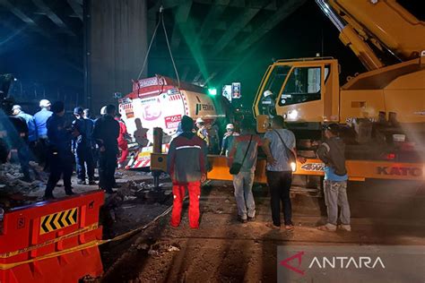 Kecelakaan Maut Di Bekasi Tim Gabungan Evakuasi Truk Tangki Antara News