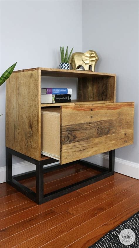 DIY-Reclaimed-Pallet-Wood-Nightstand-52 - DIY Huntress