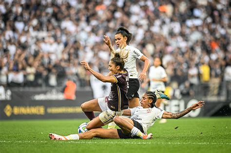 Corinthians vence de virada a Ferroviária e é campeão do Brasileiro