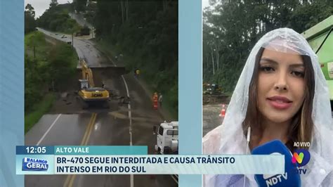 BR 470 em Rio do Sul está interditada por causa de cratera na rodovia