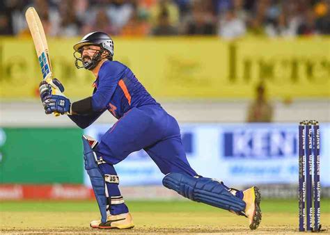 Dinesh Karthik Suffers Back Injury At Perth Doubtful For Bangladesh