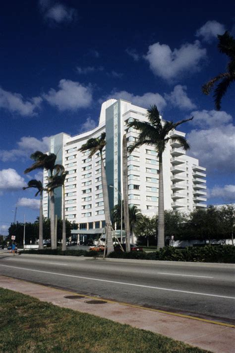 Eden Roc Hotel - Larry Speck