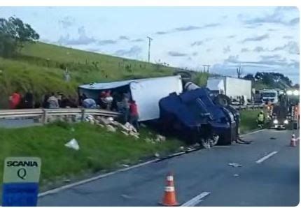 Carreta tomba após bater em barranco e carga é saqueada em MG Últimas