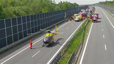 Zderzenie na autostradzie Z jednego z samochodów wypadł chłopiec