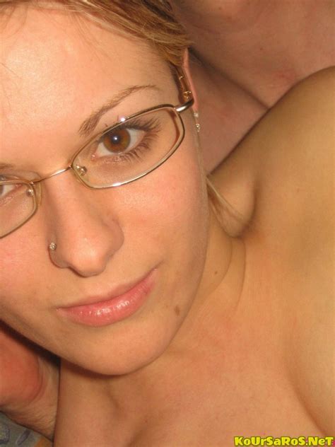 Bi ξανθιά Γαλλίδα MiLf ποζάρει και προετοιμάζεται για παρτούζα KoUrSaRoS net