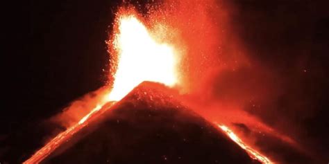 Nuova Eruzione Dell Etna Le Spettacolari Foto Delle Esplosioni Di Lava