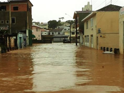 G1 Chuva De 30 Minutos Alaga Várias Ruas No Centro De São João Da Boa