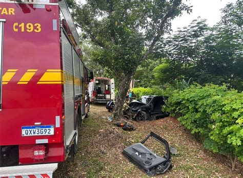 Motorista Fica Preso às Ferragens Após Bater Carro De Frente Com árvore