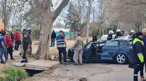 Dos heridos tras otro choque de un auto contra un árbol en calle