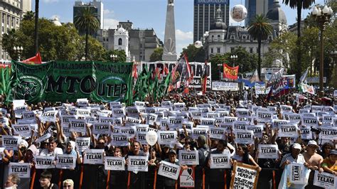 Trabajadores De T Lam Participan De La Masiva Marcha En Plaza De Mayo