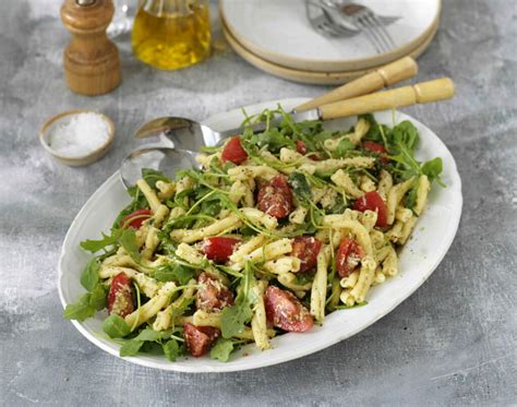 Pasta Strozzapreti Med Pesto Cocktailtomater Och Parmesan Recept Zeta