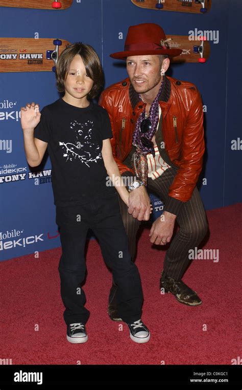 Scott Weiland Con Su Hijo Noah La Fiesta De Lanzamiento Del T Mobile