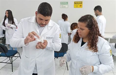 Acadêmicos do Curso de Enfermagem realizam Aula Prática Microscópio