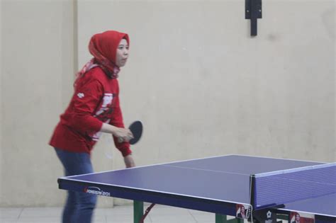 Ineu Purwadewi Sundari Berikan Bantuan Set Alat Tenis Meja Berstandar