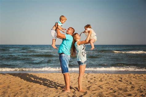 Stäng Sig Upp Av Den Unga Lyckliga älska Familjen Med Små Ungar I Mitt