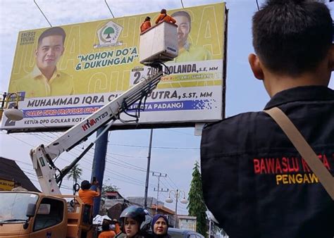 Melanggar Aturan Bawaslu Padang Tertibkan Ratusan Alat Peraga Kampanye