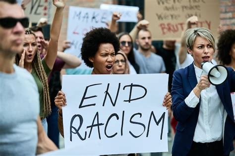 Foule De Personnes Protestant Contre Le Racisme Dans Les Rues L Accent