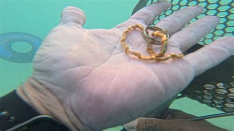 Metal Detecting Underwater I Found A Gold Chain Loaded With Diamonds