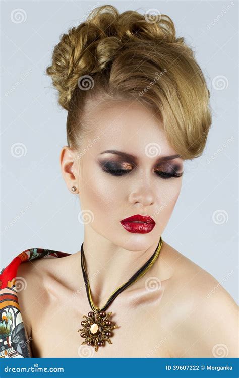 Portrait De Jeune Belle Femme Blonde Photo stock Image du pente beauté 39607222