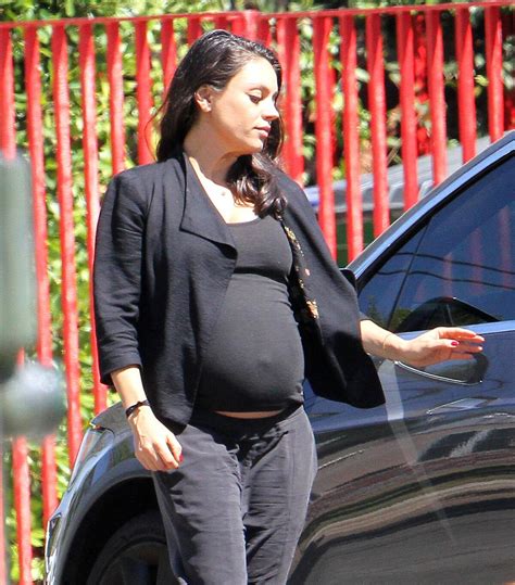 Photo Exclusif Mila Kunis Enceinte Se Prom Ne Avec Sa Fille Wyatt